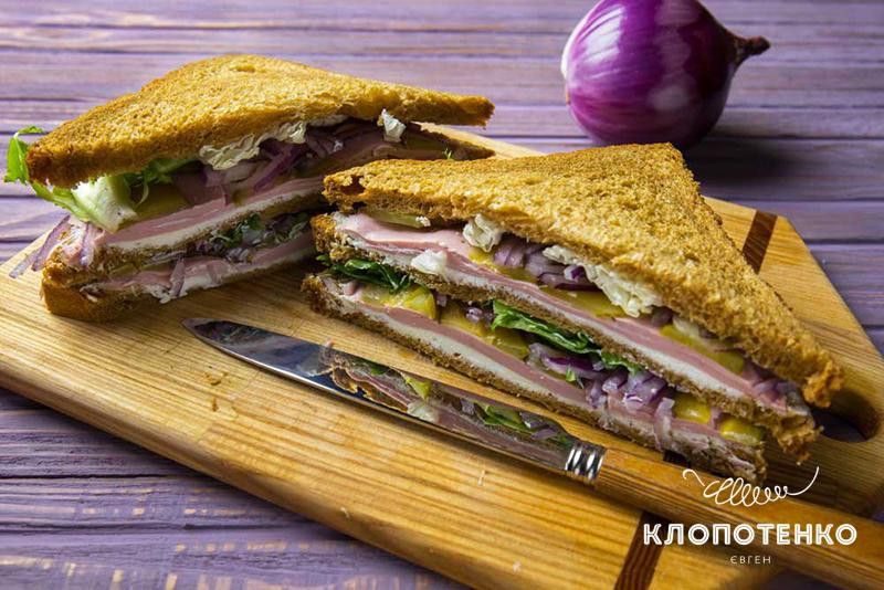 клаб-сандвіча з шинкою та соленими огірками