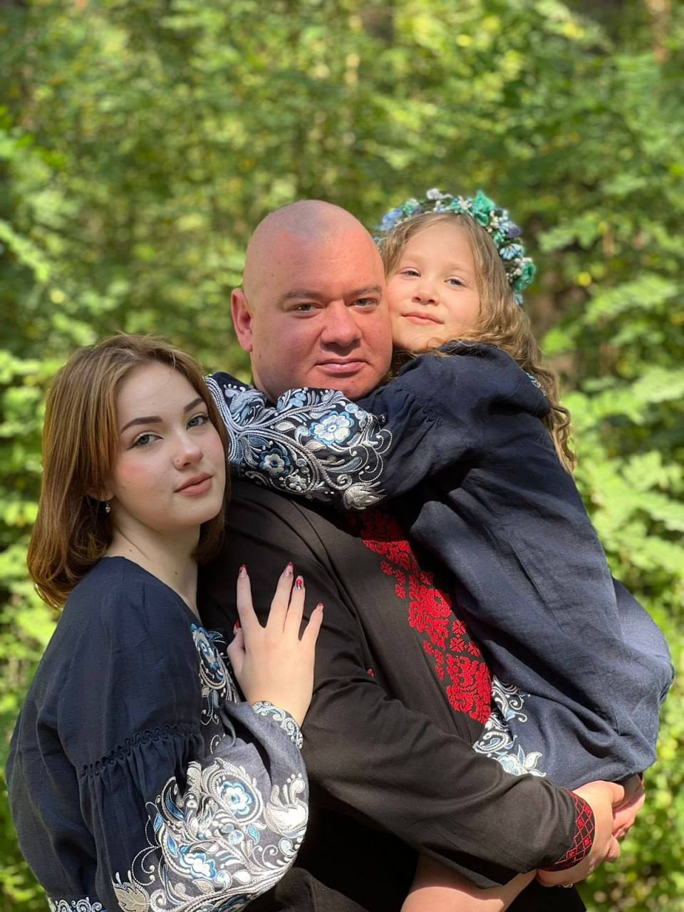 Євген Кошовий з доньками