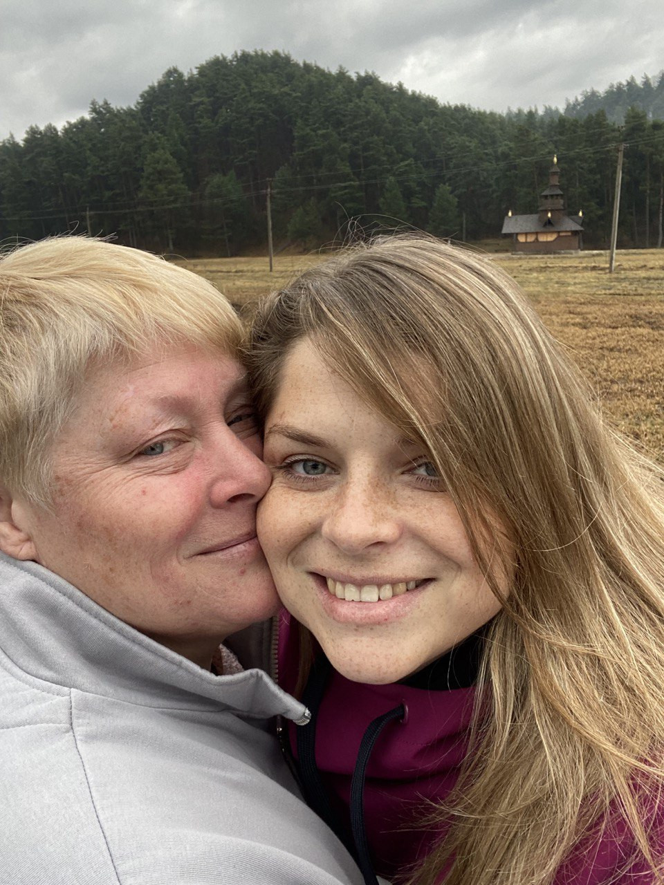 Неля Шовкопляс з мамою 1+1