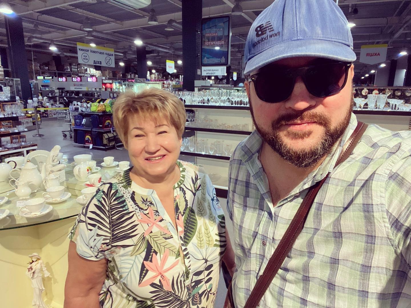 Руслан Сенічкін з мамою 1+1