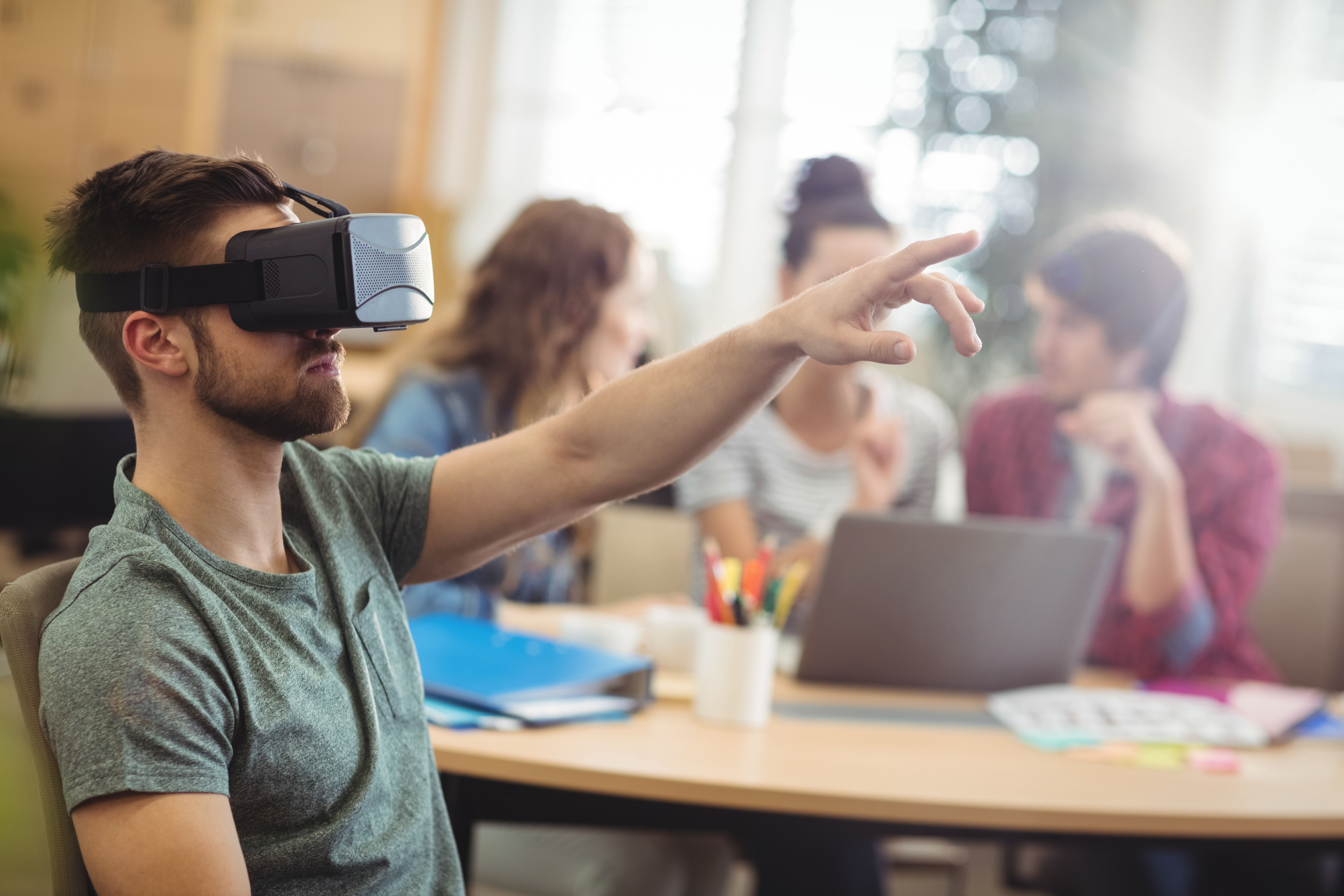 Игры будущего в сми. Профессия VR-разработчика. Дизайнер виртуальной реальности профессия. Дизайнер виртуальных миров. Виртуальная реальность обучение профессиям.