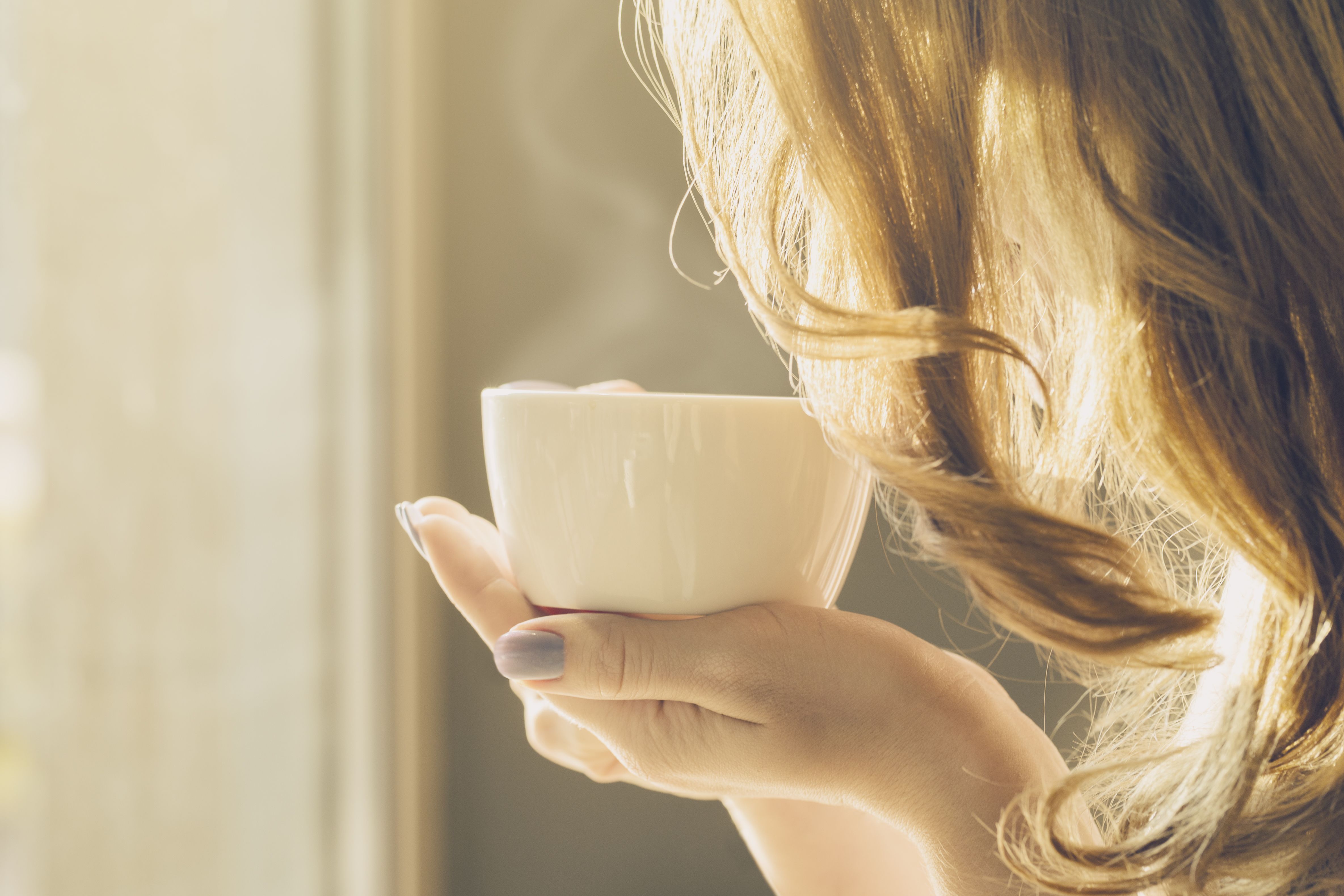 Утро кидать. Девушка с кофе. Девушка пьет кофе. Женщина с чашкой чая. Девушка пьет чай.