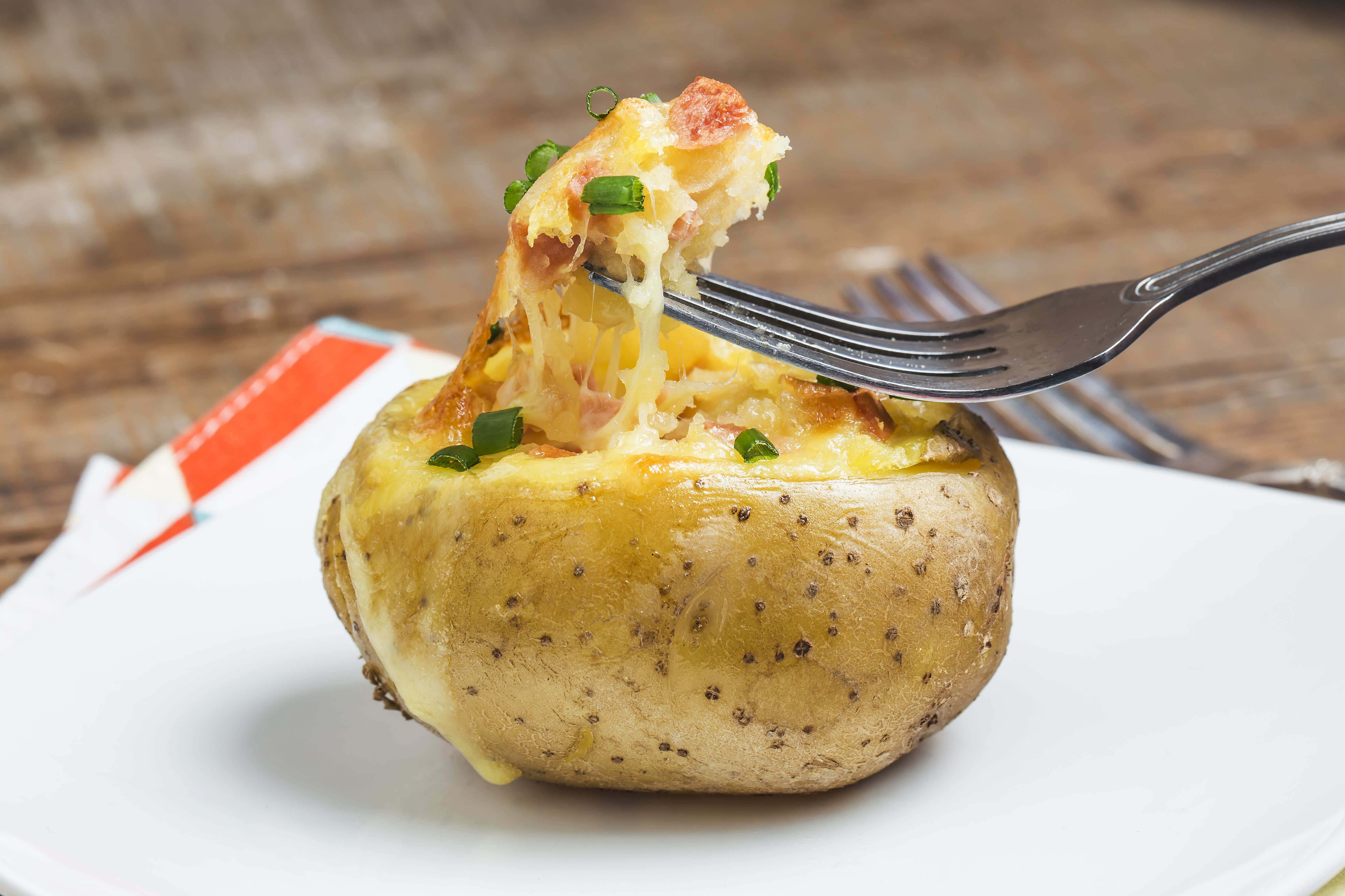 Печеные блюда. Картошка с сыром. Картофель запеченный с сыром. Печеный картофель с сыром. Картошка с сыром в микроволновке.