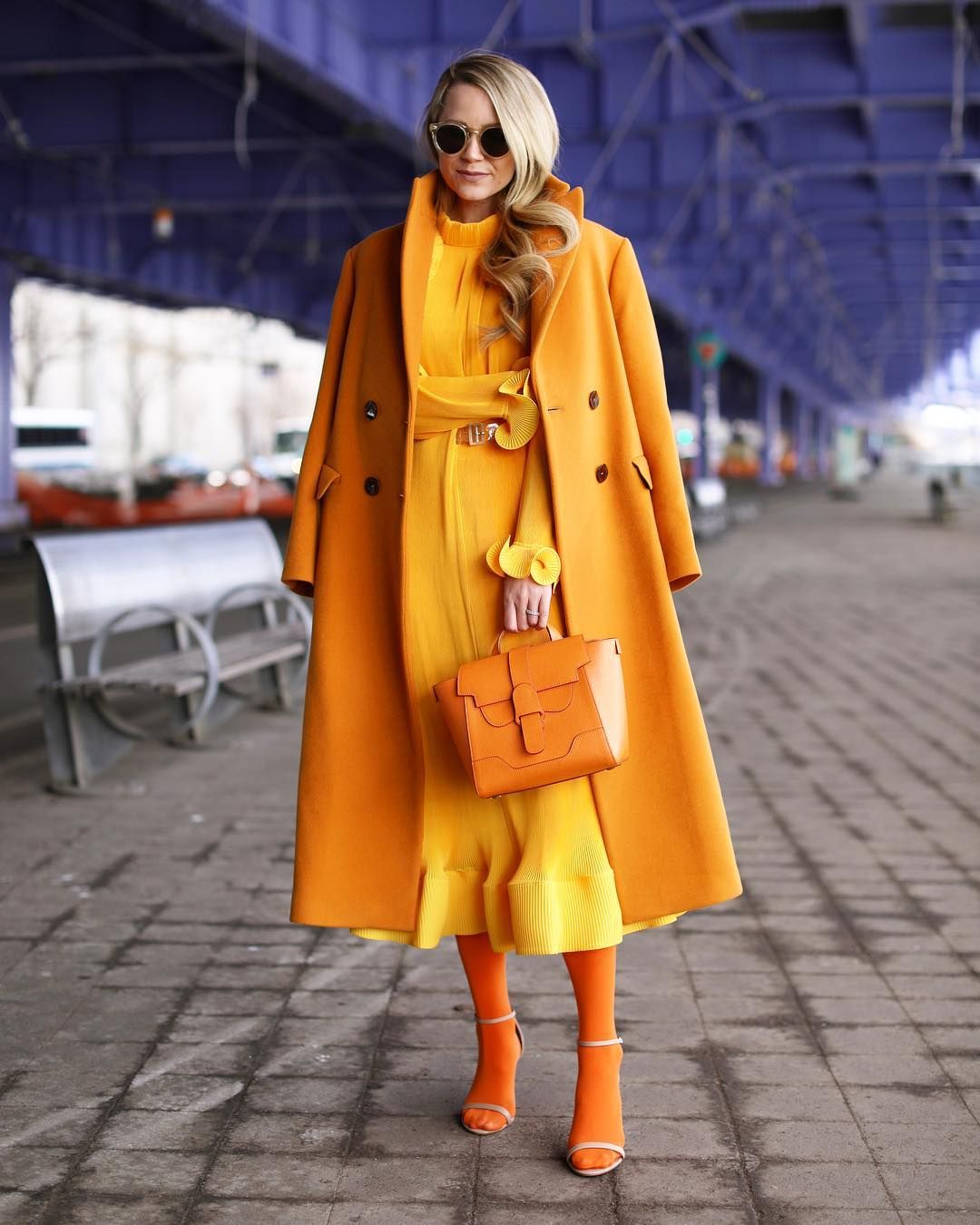 Горчичный образ. Блэр эди яркое пальто. Blair Eadie в оранжевом. Яркие осенние образы. Стильное пальто.