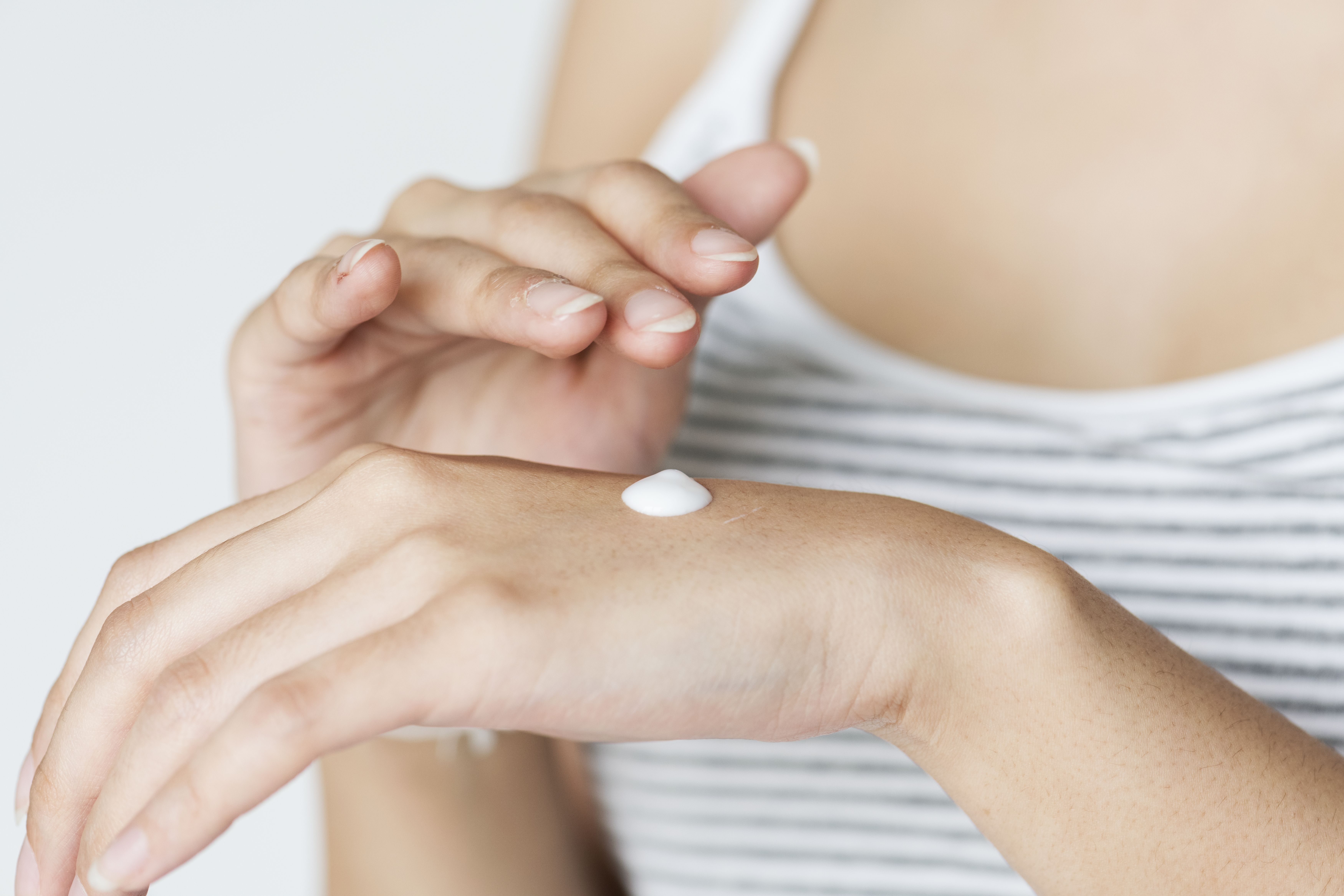 Як доглядати за шкірою рук взимку