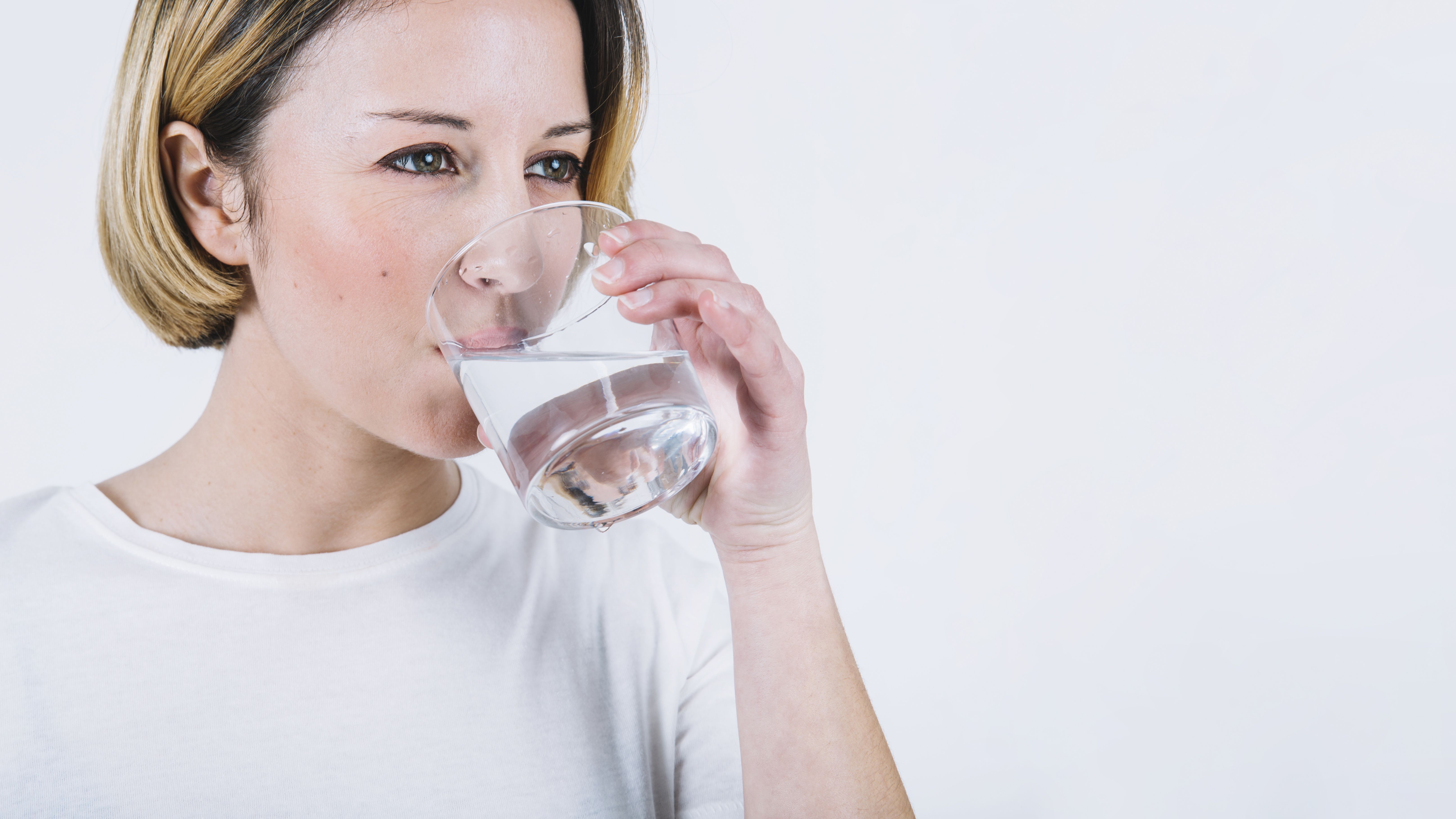 К чему снится пить во сне воду. Женщина пьет воду. Женщина пьет воду из стакана. Девушка со стаканом воды. Человек пьет воду.
