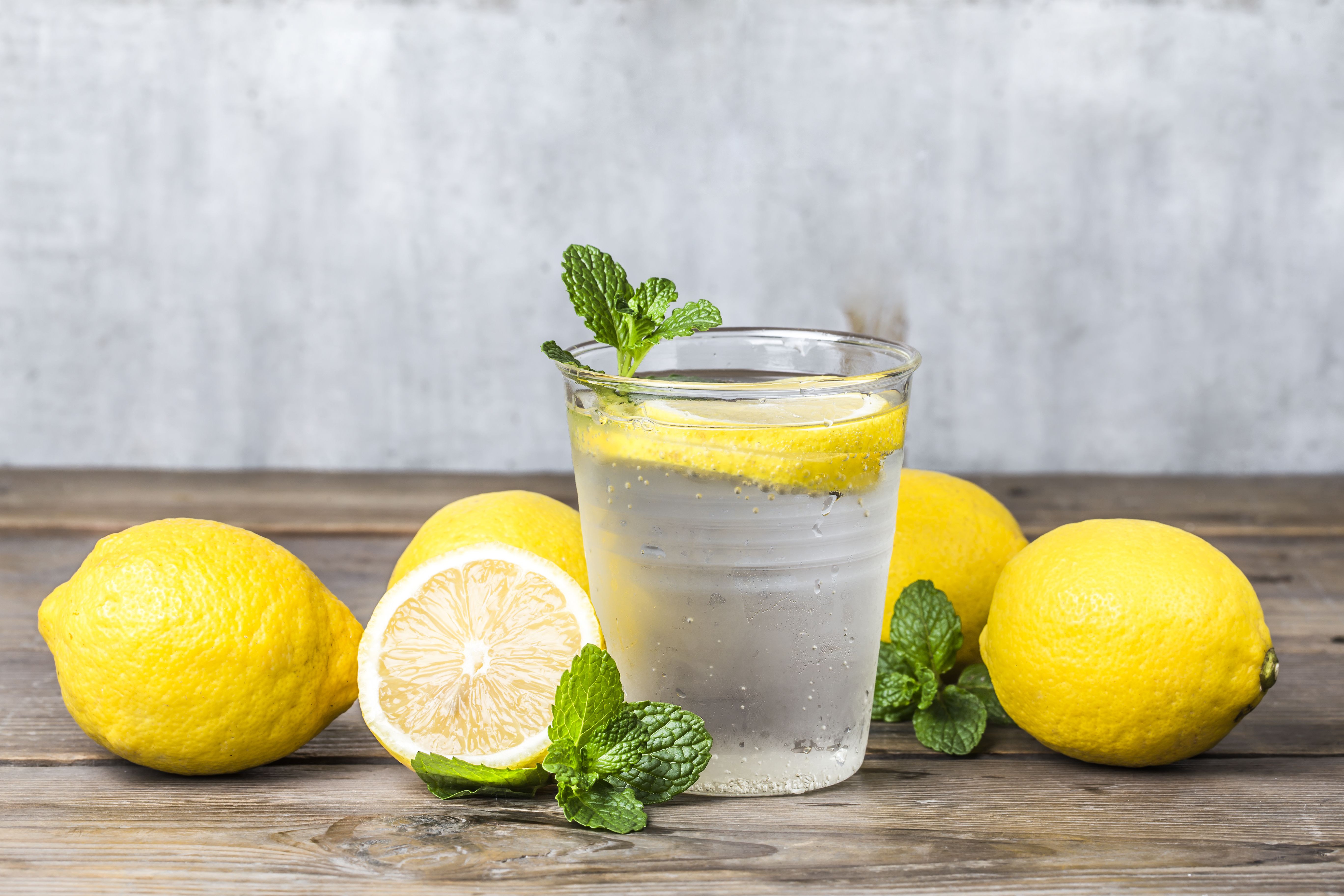 Вода с лимоном натощак вред. Нимбу пани. Лимонад Fresh Lemon. Вода с лимоном. Домашний лимонад с мятой.