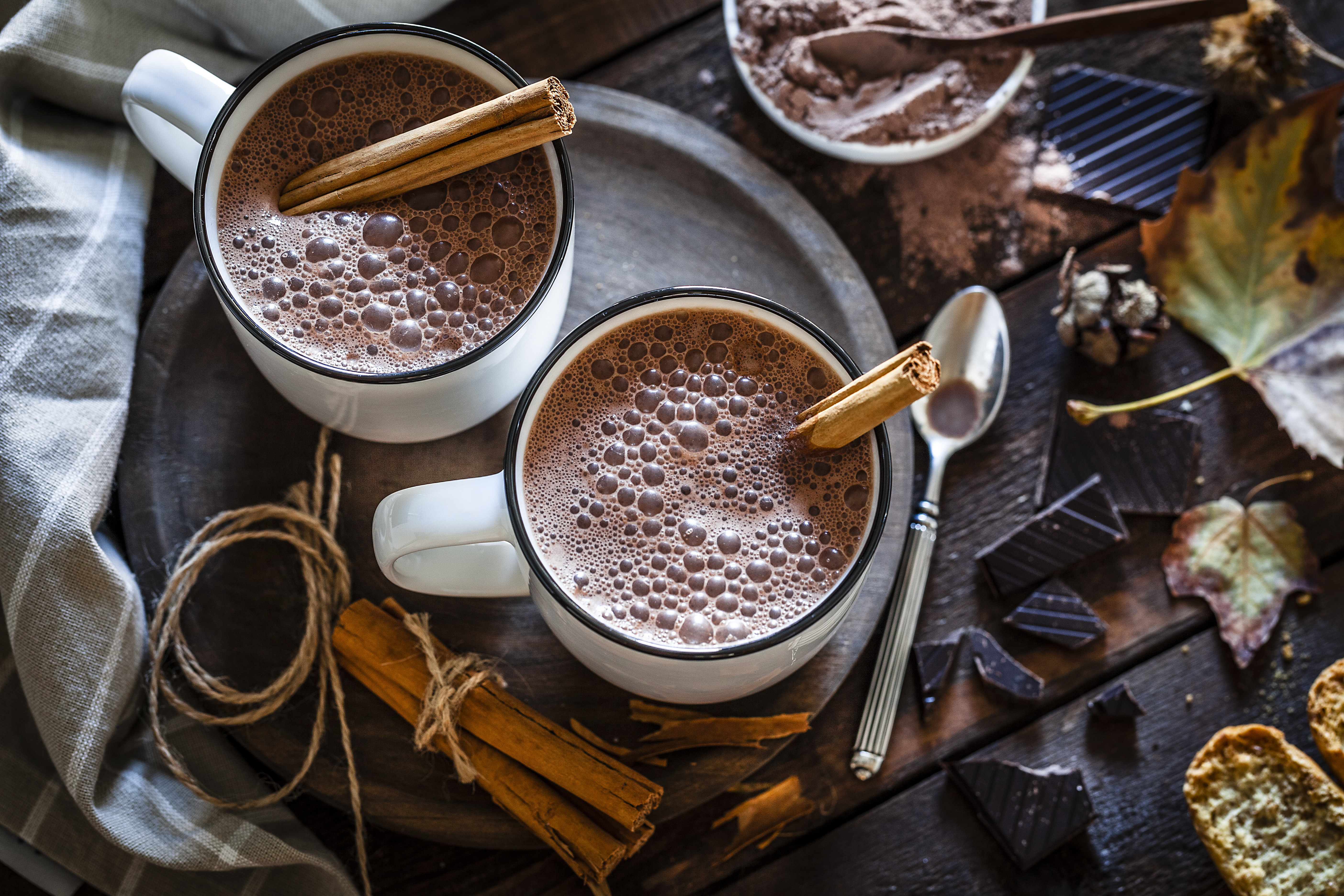 Кофе с корицей к деньгам. Чашка какао. Чай кофе шоколад. Какао горячий шоколад. Чашка горячего шоколада.