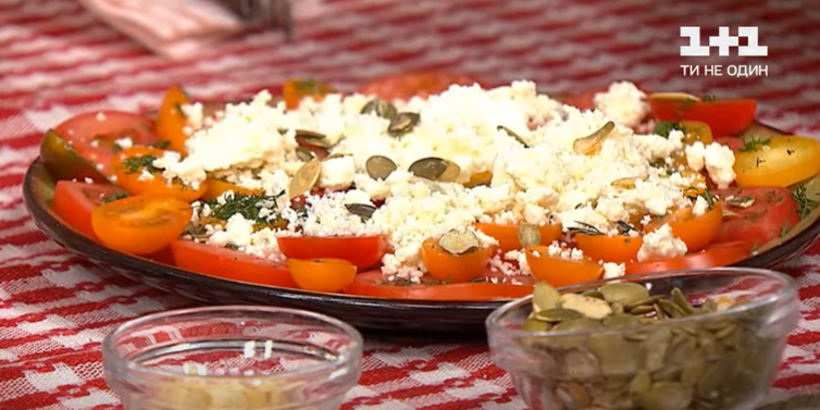 картофель с маком и салат из помидор