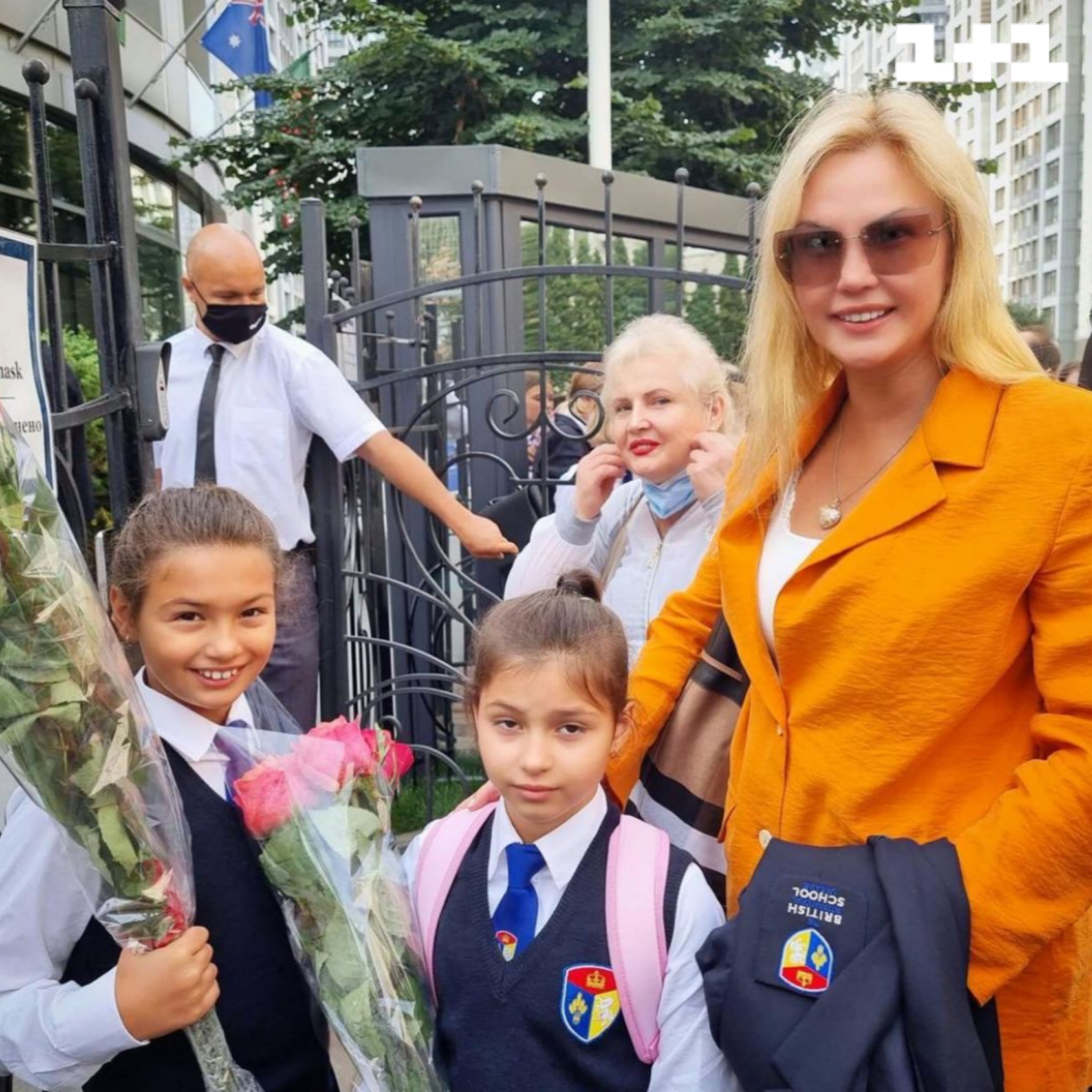 камалія с доньками на 1 вересня