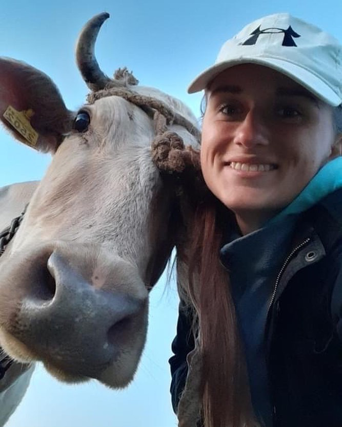 Даша Євтух з коровою