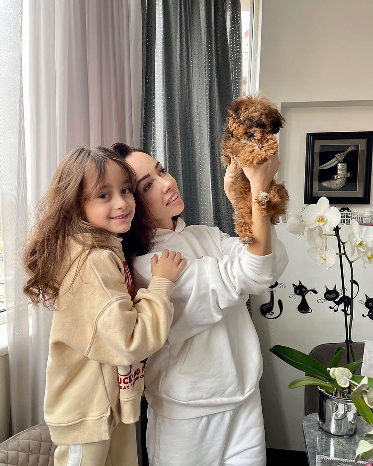 кухар с дочкой и собакой фото