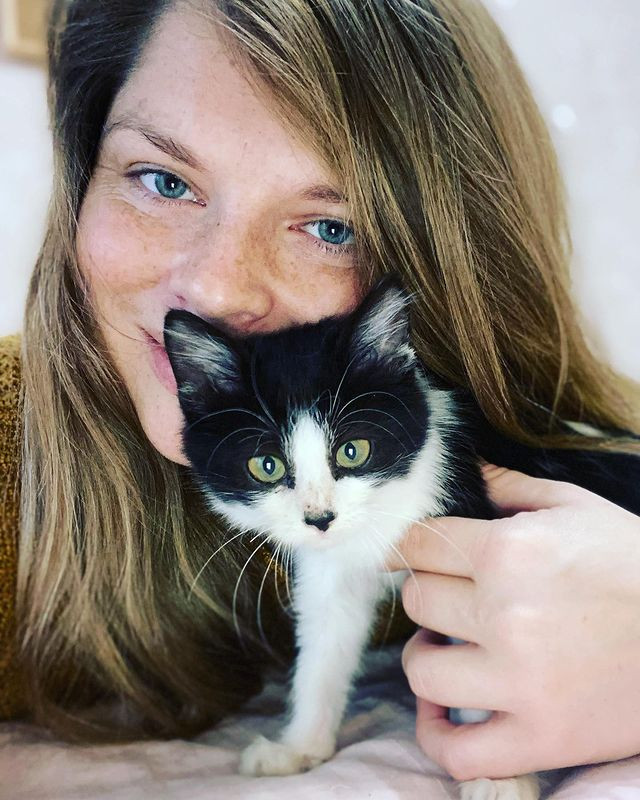 Неля Шовкопляс із кошеням фото