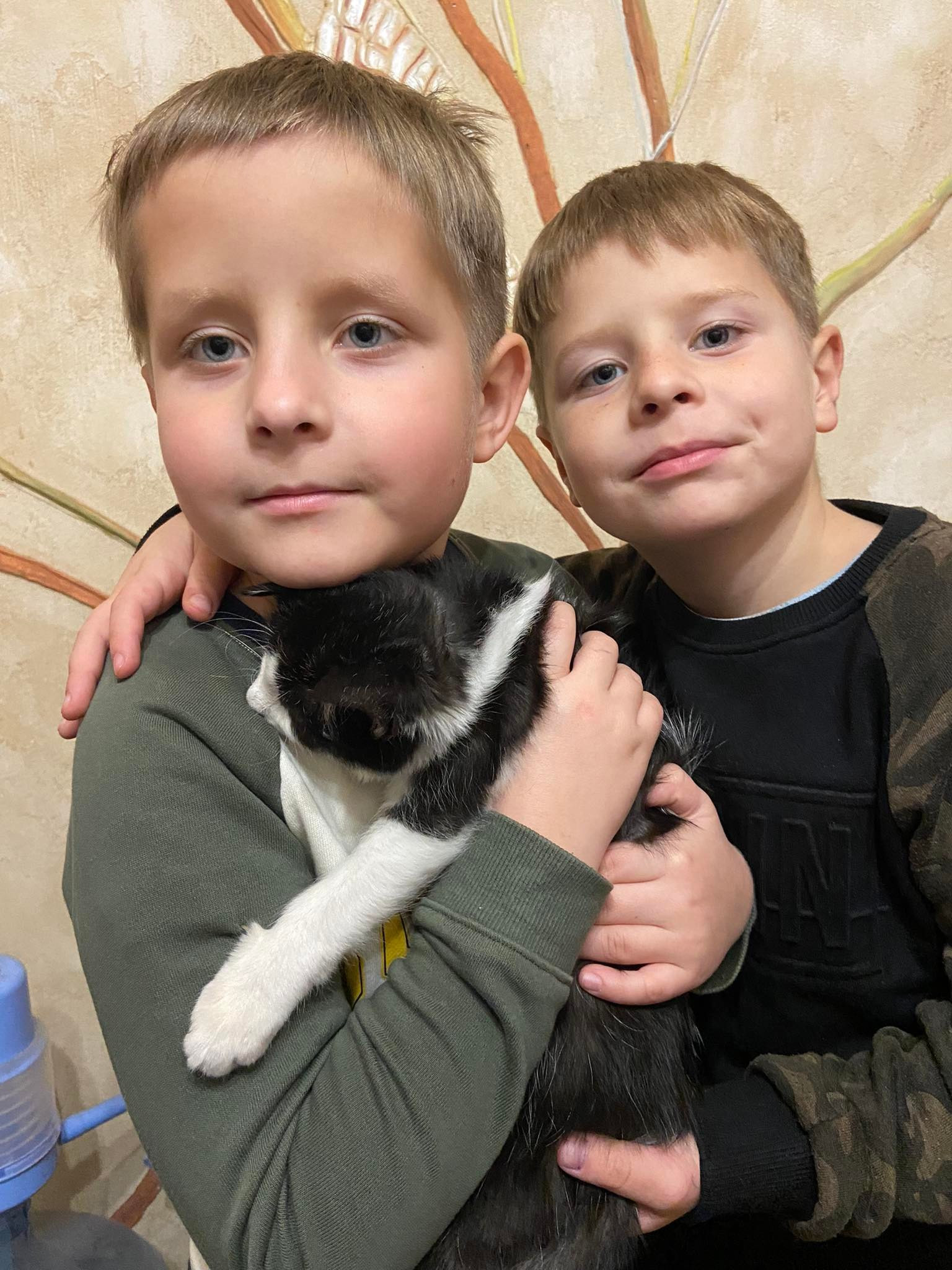 Дети Нели Шовкопляс с котом фото
