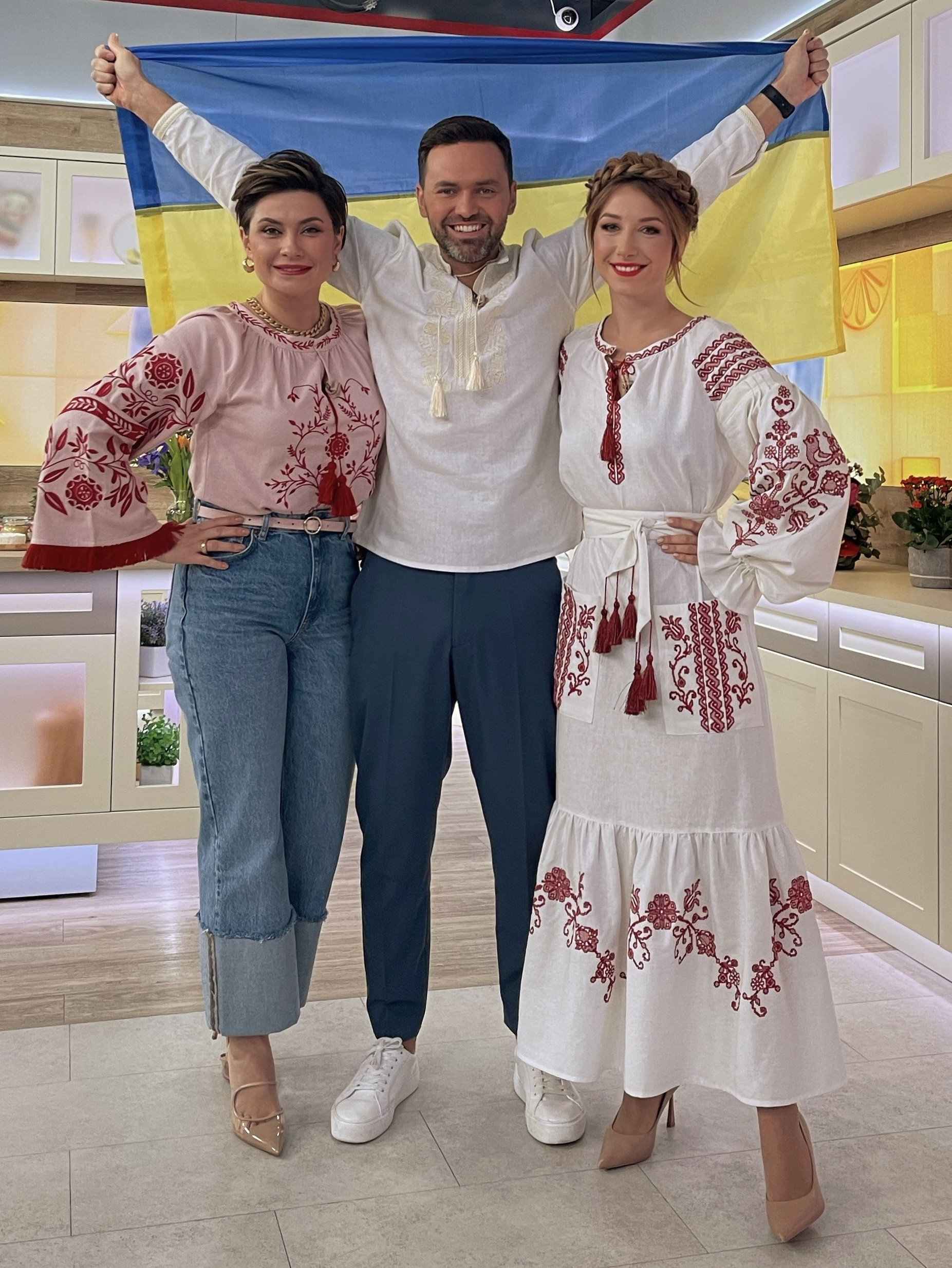 ведучі "Твого дня" у вишиванках