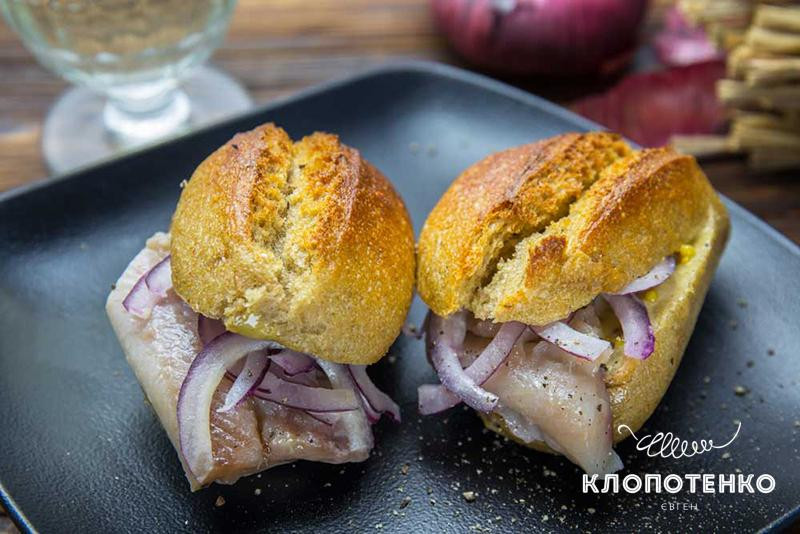 бутерброд з маринованим оселедцем та цибулею