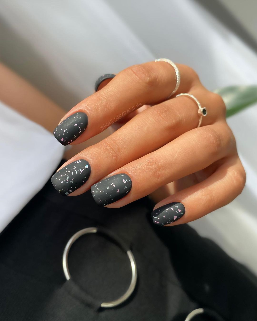 Чорний зимовий манікюр 2023