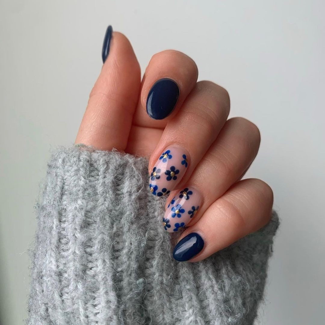 Зимовий манікюр з квітами 2023