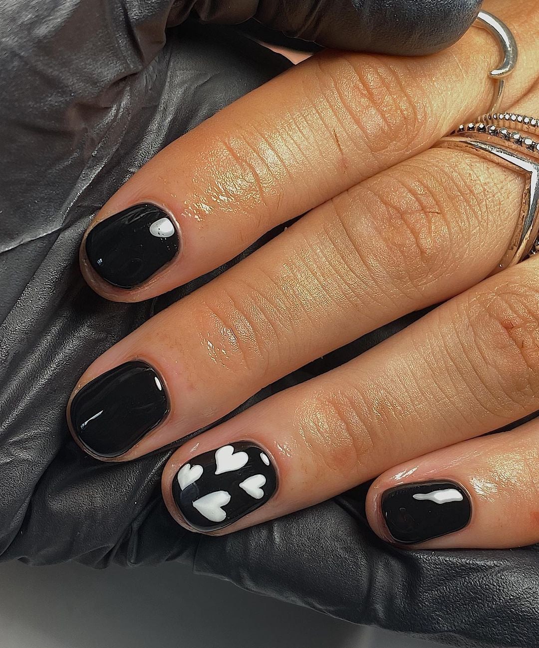 Манікюр на короткі нігті в готичному стилі