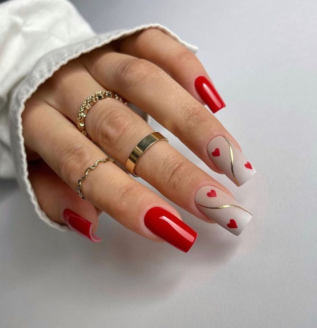 Червоний манікюр до Дня святого Валентина
