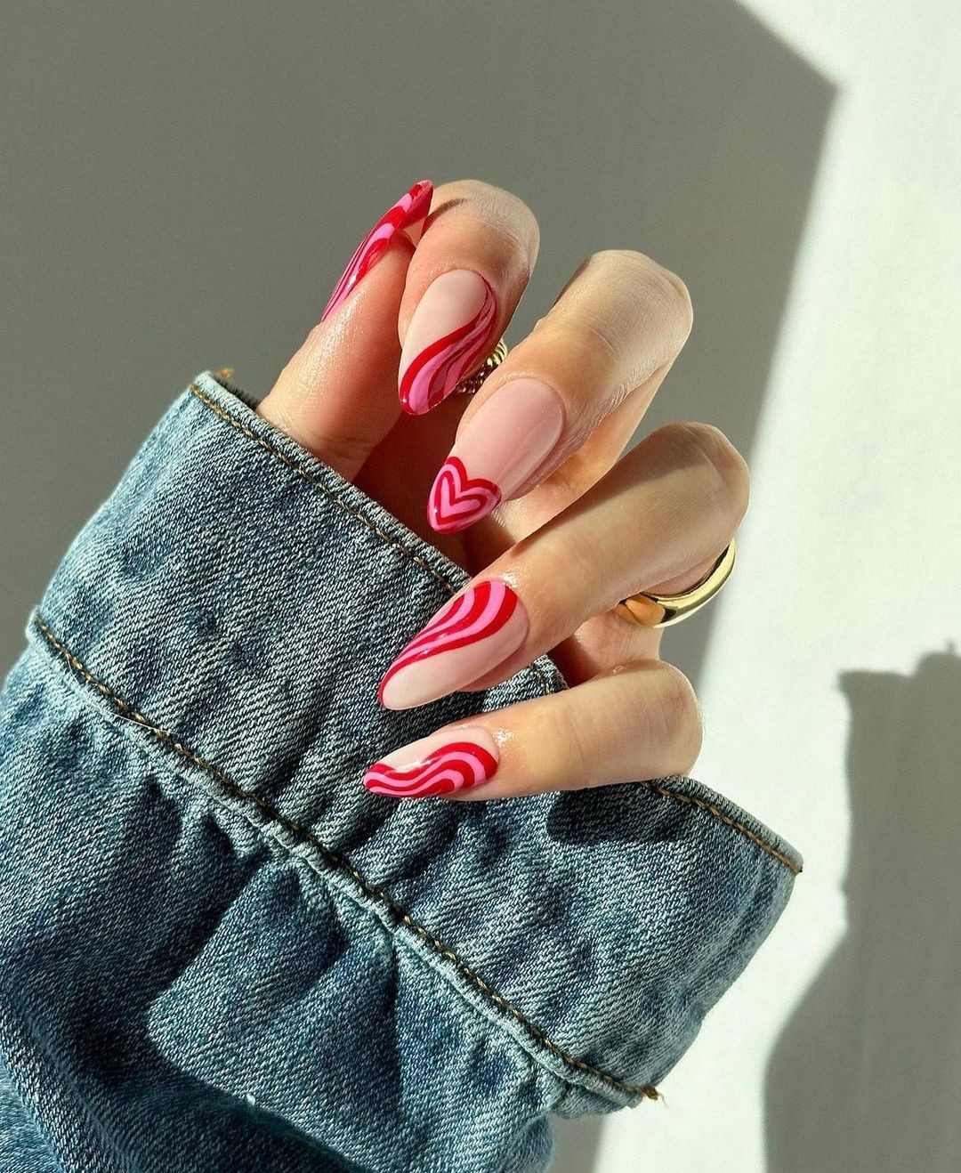 Манікюр до Дня святого Валентина з малюнками