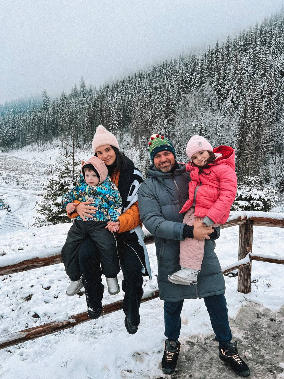 Тимур Мирошниченко с женой и детьми
