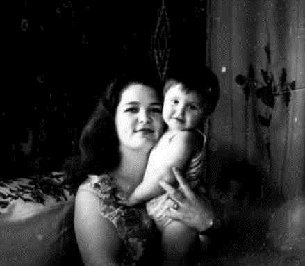 Людмила Барбір (1 рік) з мамою Марією Михайлівною 1+1