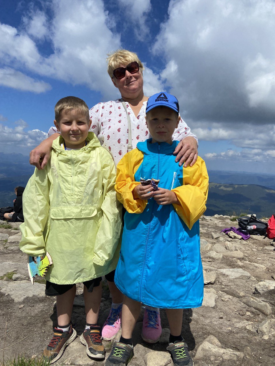 Мама Нелі Шовкопляс Вікторія Григорівна з онуками Матвієм і Тимофієм 1+1