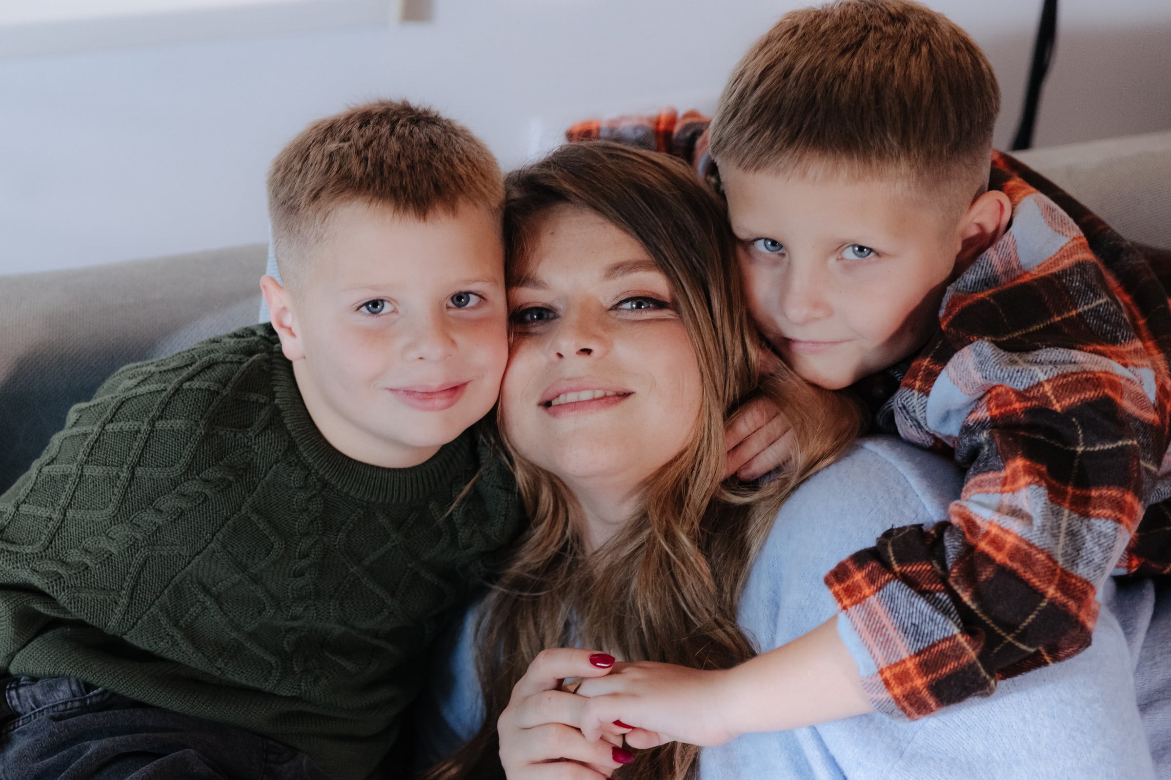 Неля Шовкопляс з синами Матвієм і Тимофієм 1+1