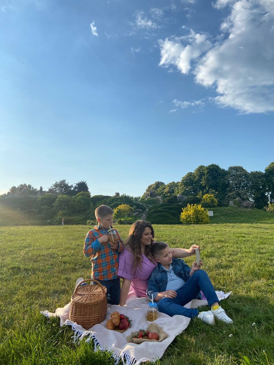 Неля Шовкопляс з синами Матвієм і Тимофієм 1+1