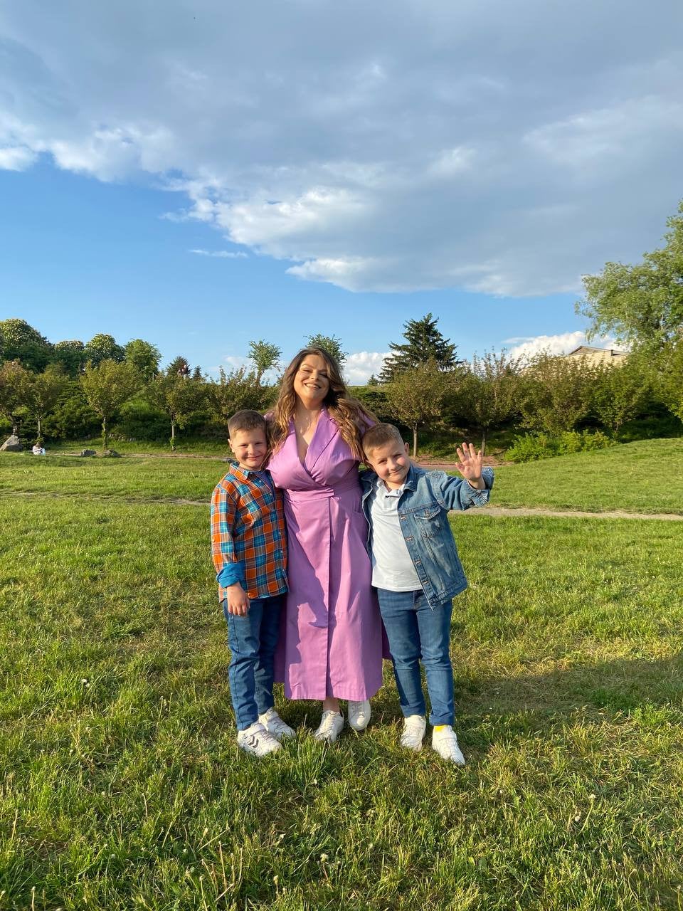 Неля Шовкопляс з синами Матвієм і Тимофієм 1+1