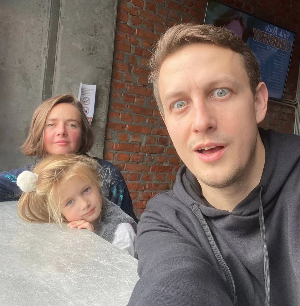 Святослав Гринчук з дружиною і донькою 1+1