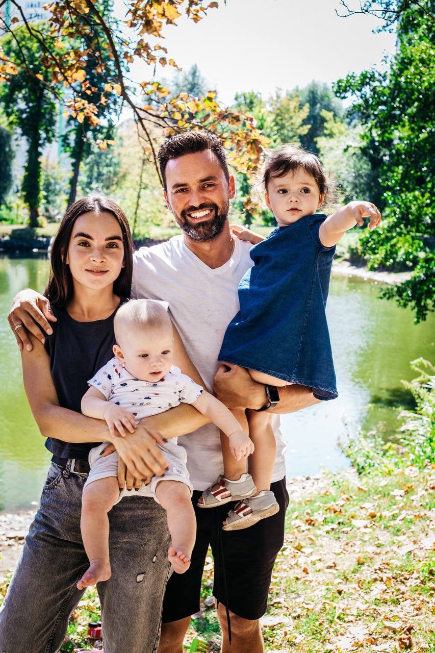 Тімур Мірошниченко із сім'єю 1+1