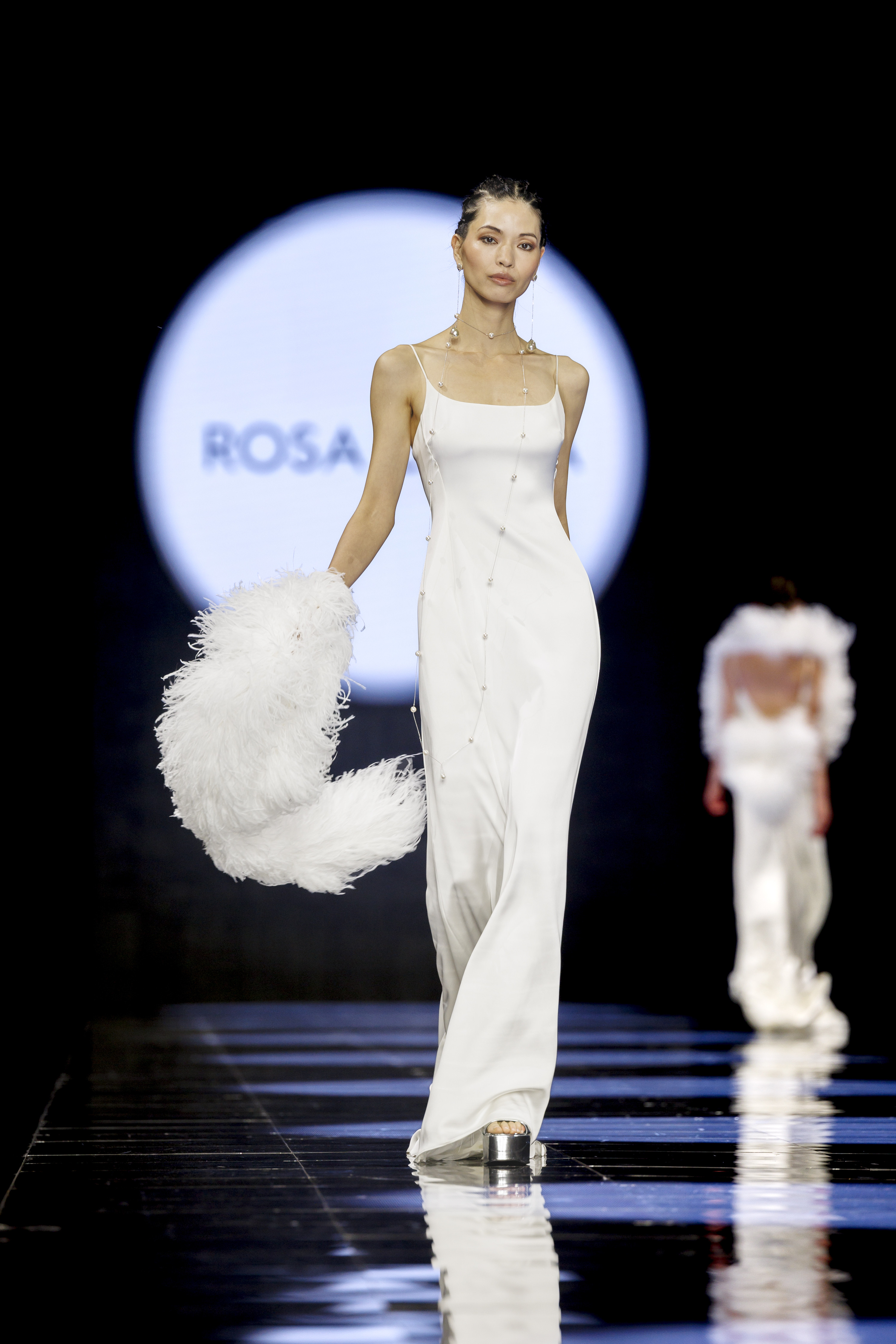 Тренды свадебных платьев 2023 - фото