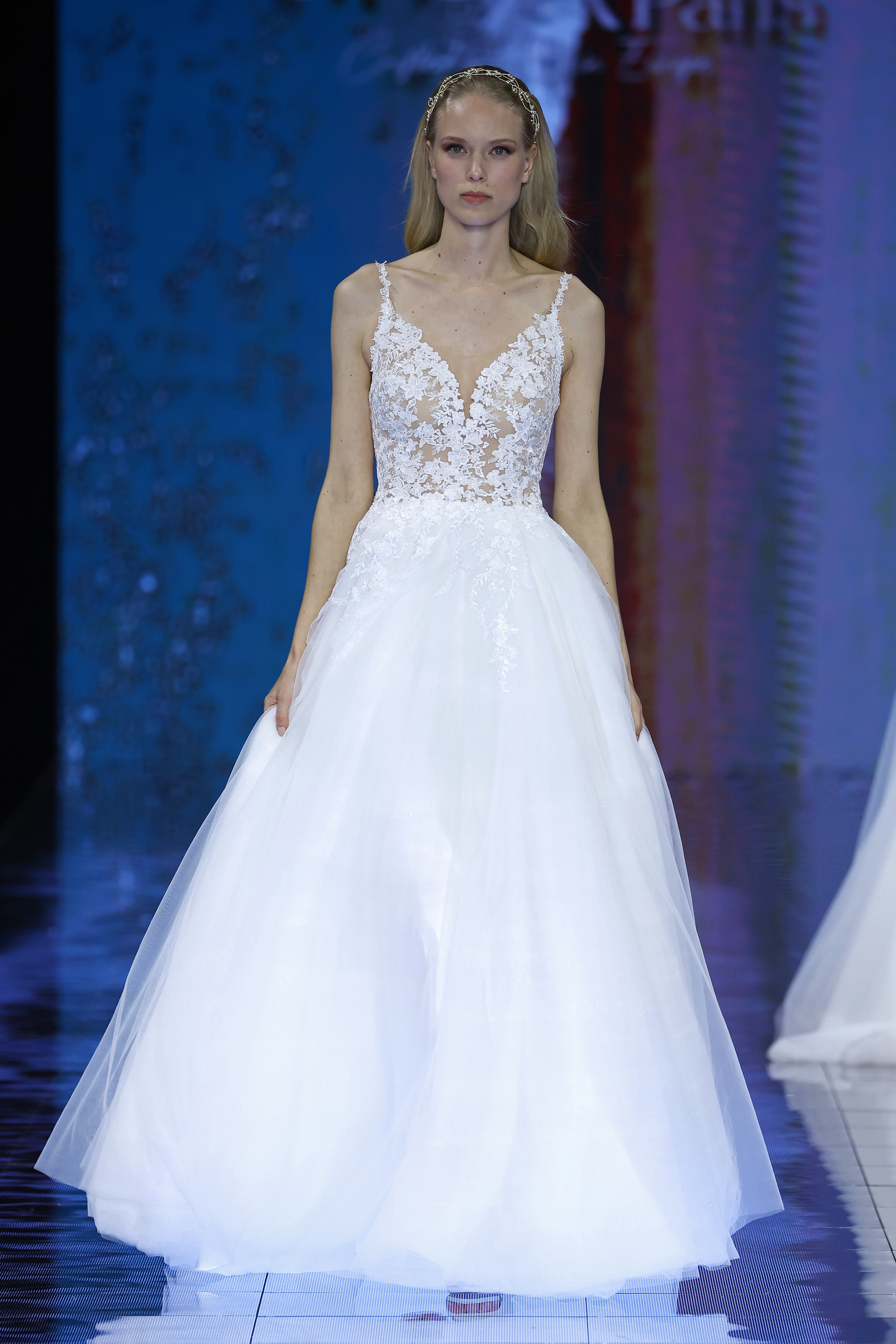 Модные свадебные платья 2023 - фото