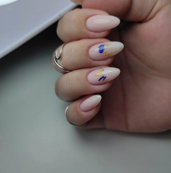 Патріотичний манікюр з квітами