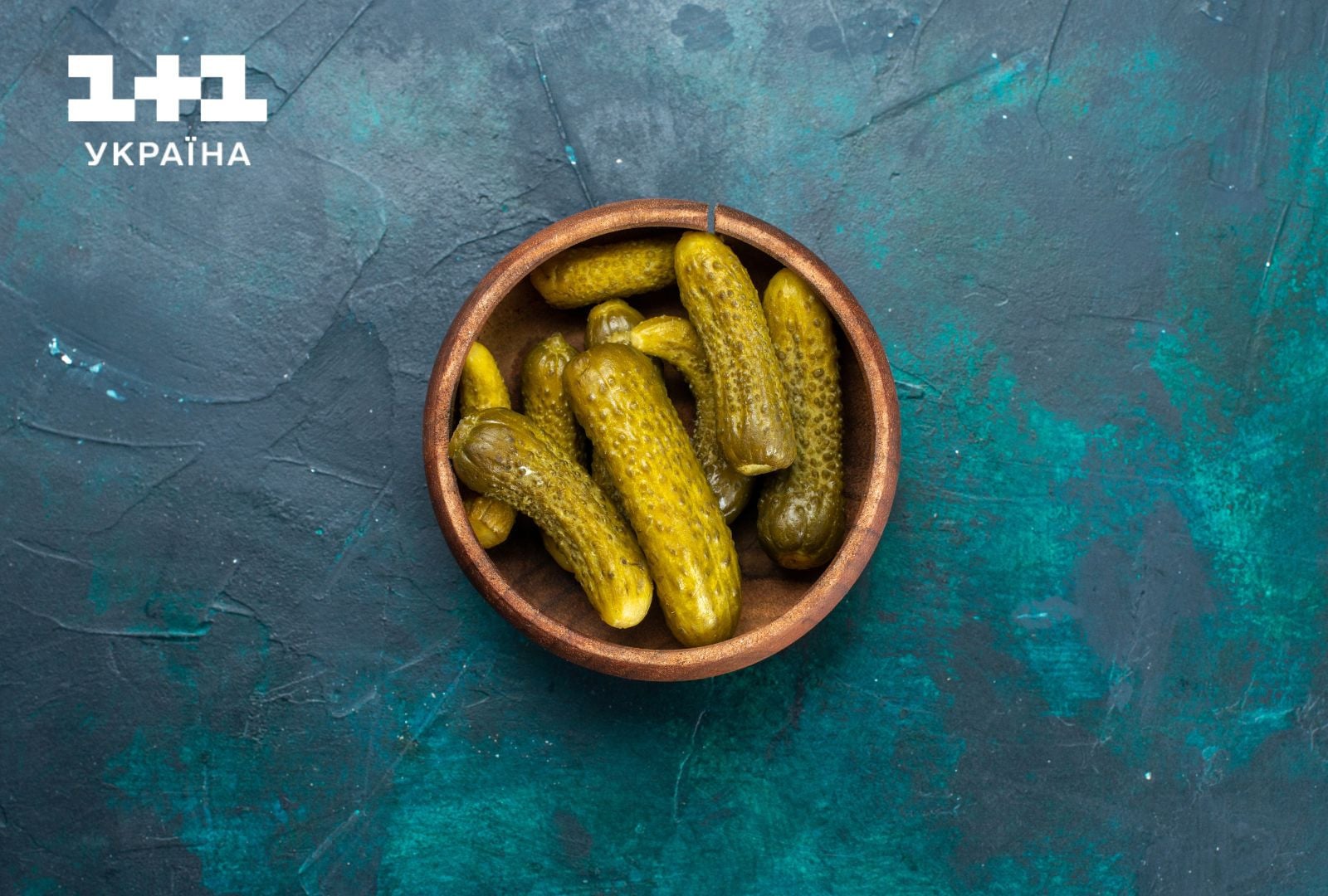 огірки в тарілці