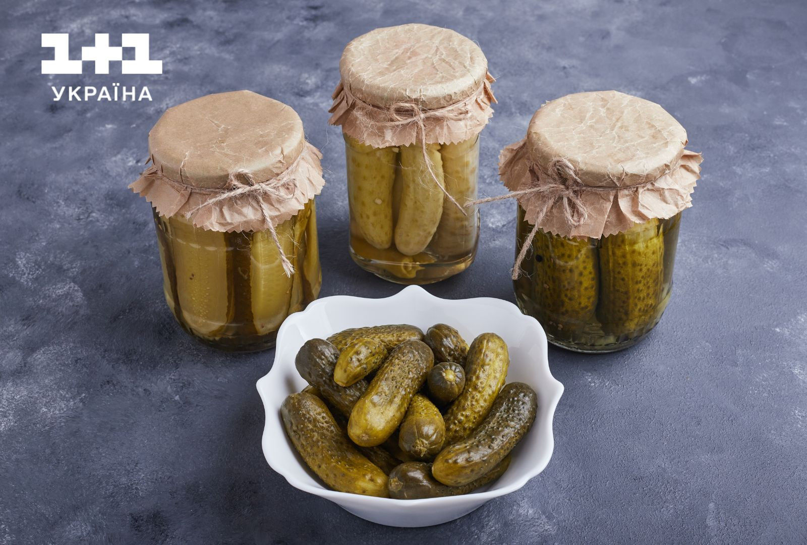 огірки в банці консервовані