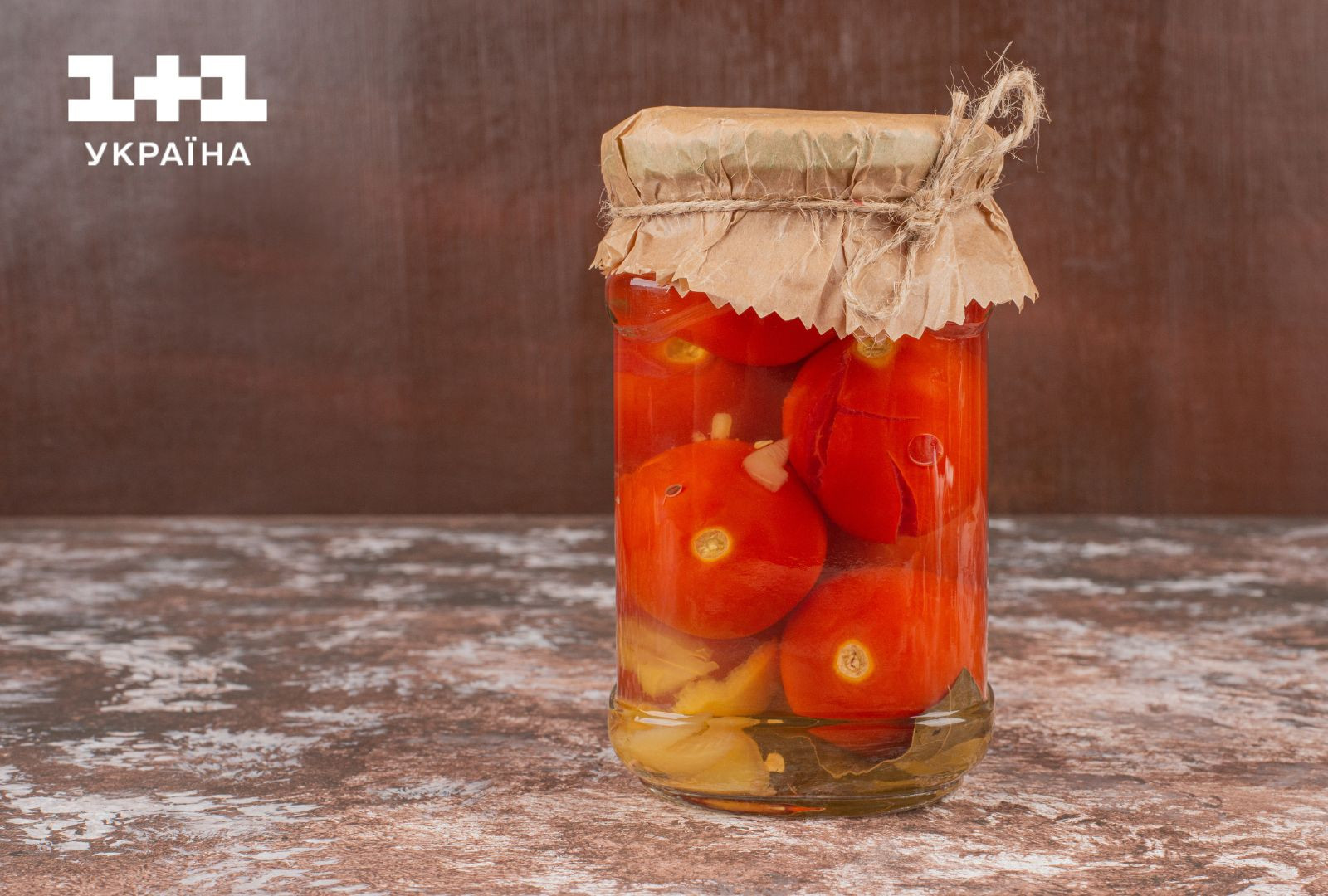 консервовані помідори в банці