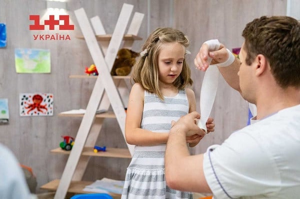 Андрій Ісаєнко з донькою у серіалі "Жіночий лікар"