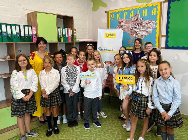 Діти на відкритому уроці від телеканалу ПЛЮСПЛЮС та "Освіторія"