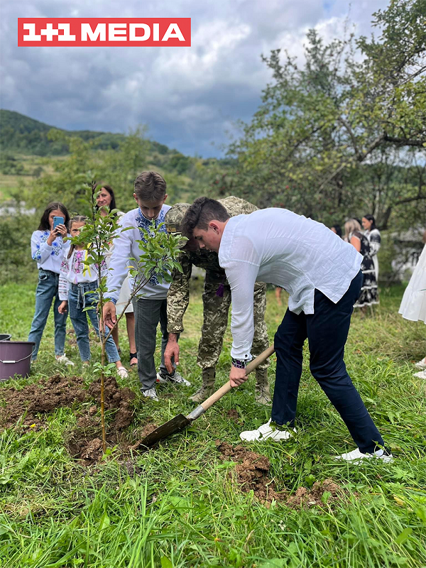 В Ріпненському ліцеї на Прикарпатті висадили дерева в пам'ять про загиблих від війни дітей