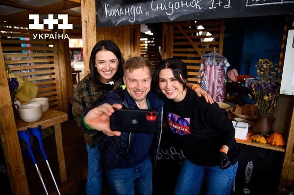 Ведучі "Сніданку з 1+1" на благодійному pop-up «Кий, ШЕФ, Хорив»