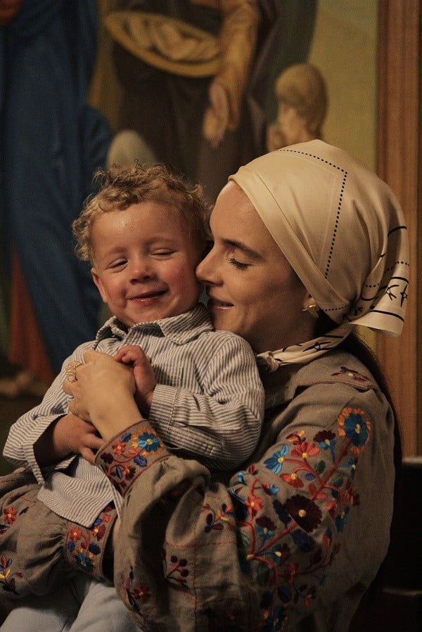 Інна Мірошниченко тримає усиновленого сина на руках