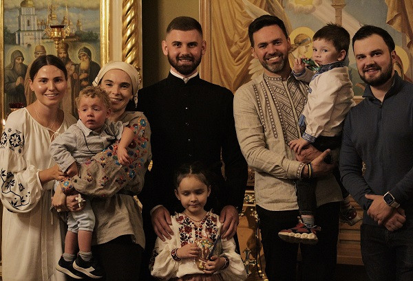 Тімур та Інна Мірошниченки похрестили усиновленого сина - фото
