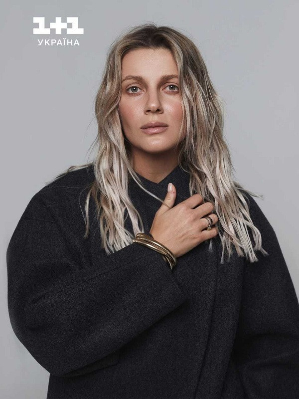 Співачка KOLA