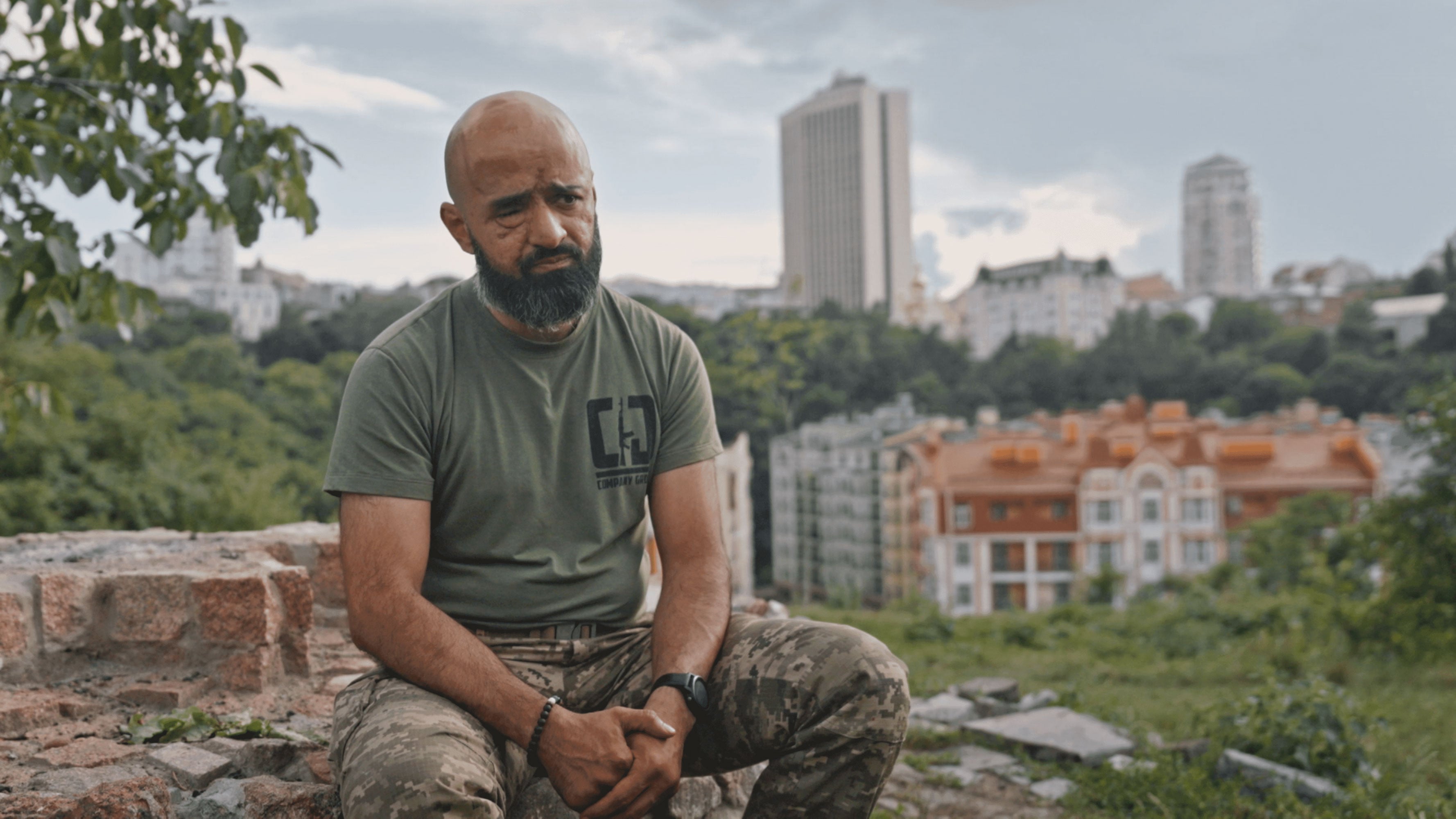 Масі Найєм під час зйомок проєкту «Інтернаціональний фронт»