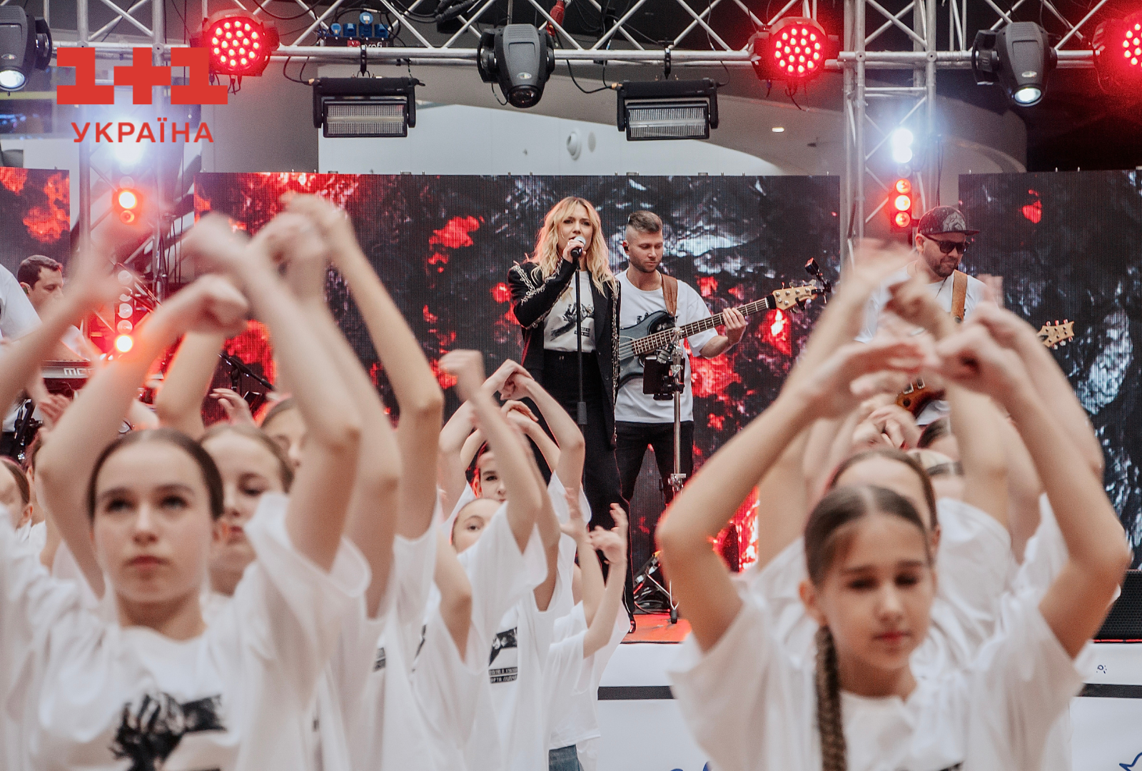 Танцювальний флешмоб під назвою «Волю в кулак»