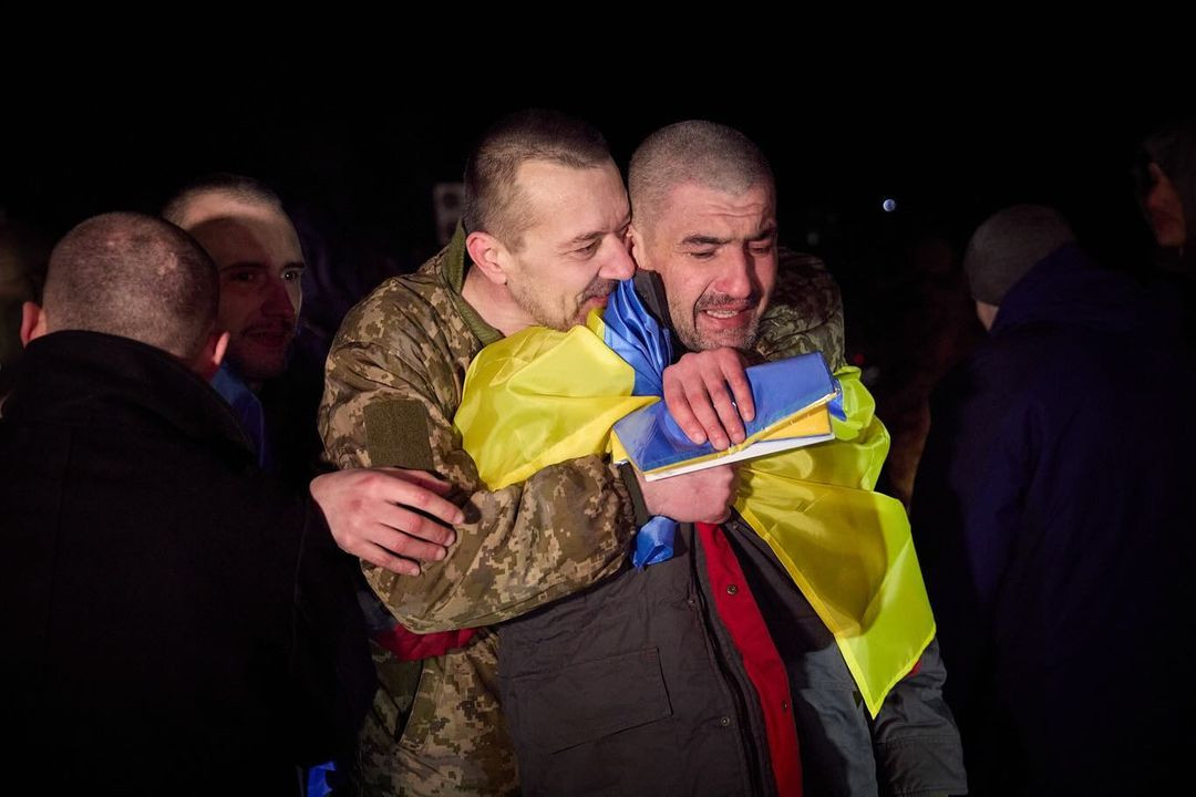 Понад 200 українських воїнів та цивільних повернули з полону