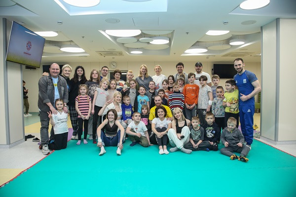 Владислав Греко в Охматдиті з дітками-пацієнтами